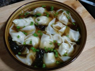 #地方特色小吃# 自制龙抄手,盛到配好调料碗里