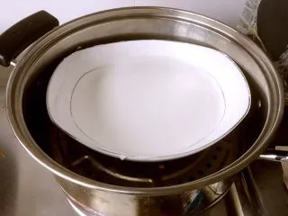 老北京小吃十三绝—驴打滚,冷水上锅，约蒸30min即可