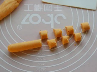 红薯圆红豆汤,你有可以将面团捏成长条，再轻轻地搓光滑，然后切成圆柱体。 注：如果这时你可以直接搓成长条而不散，那么煮出的圆子就会太软了。 