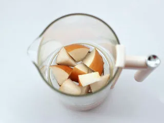 时令水果养生茶,壶中先放入雪梨块。