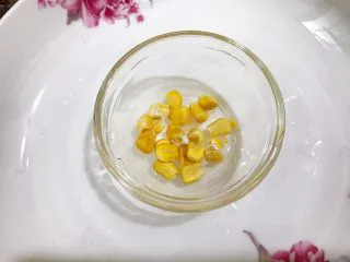 广式小吃——钵仔糕,这是玉米的(我用了冻干玉米粒,用新鲜玉米要煮熟再放)