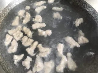 粉鸡汤(阜阳特色小吃),刚丢进去不要翻动,等肉全部放完,锅中的肉基本都熟了,再用铲子轻轻翻拌均匀,粉鸡全部浮起来