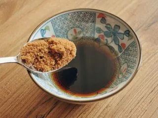 照烧风味鸡腿饭,将清水、红糖，以及两大勺料酒和两大勺日式酱油混合成腌汁。
