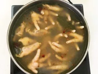 私房菜 密制酸辣鸡爪,鸡爪煮熟了,鸡爪心用筷子能穿透即可