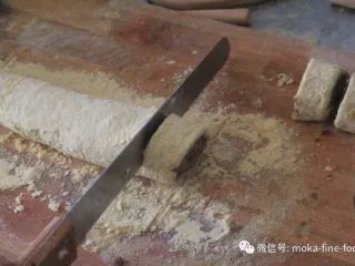 老北京小吃之“驴打滚”,切的时候用齿刀切造型好看,我用的是面包刀。