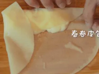 酥皮流心炸牛奶,岭南风味,包裹春卷皮,用点水抹一下会粘得好一点