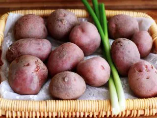 烧烤风味的香煎孜然小土豆,准备好红皮小土豆和小香葱；