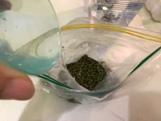 清凉一下绿豆汤,加一杯水