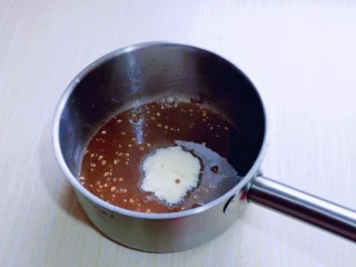 高颜值沙皮狗冰激凌,加入吉利丁粉，搅拌均匀。