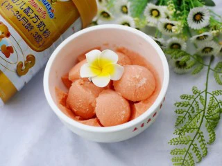 做法无敌简单的冰淇淋,超简单吧!几块钱的棉花糖就可以做超级好吃的冰淇淋,堪比哈根达斯的冰淇淋!