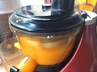 泰国风味凉拌菜,橙子去皮，用榨汁机榨出汁，