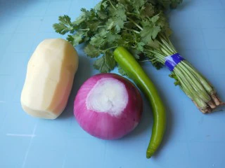 山西小吃炒不烂子,主要食材土豆，洋葱，尖椒，香菜。