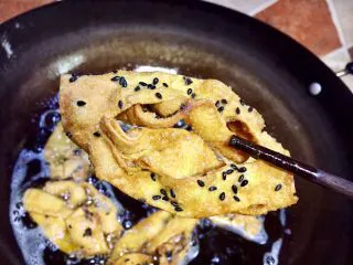 #做年货手工小吃#芝麻葱香排叉 ,油温不可过高，慢慢炸，炸止金黄酥脆即可捞起