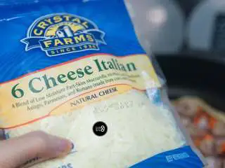 没有烤箱照样做出香浓芝士风味薄底披萨,马苏里拉芝士是披萨拉出长丝的关键,可以尽量放多一些。而葱姐是芝士深度爱好者,怎会放过一次享受6种不同芝士的体验。