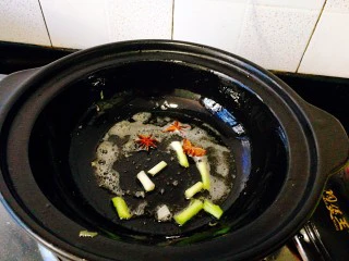 圆土豆+土豆烧排骨,锅里留油放入葱白段 ,八角爆香