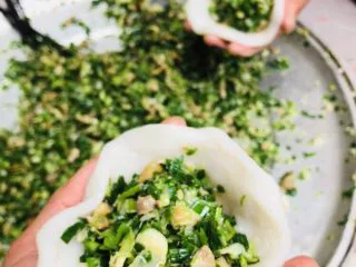 客家小吃:蒜苗粿(葫粄)➕菜头粄,剂子开口,中间厚,四周薄,放上馅料