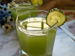 青瓜蜂蜜梨子汁,可放冰箱冰镇一下口感更佳