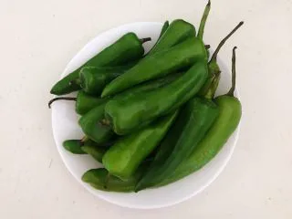 超级下饭菜 油焖尖椒,把小辣椒清洗干净，用厨房用纸吸去水份