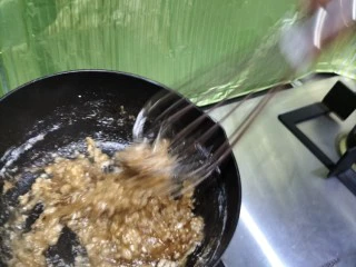 红糖珍珠奶茶,用手动搅拌器不停搅拌防止粘锅