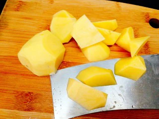 圆土豆+土豆烧排骨,土豆采用滚刀切法