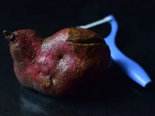 暖心红薯拿铁,红薯洗干净。