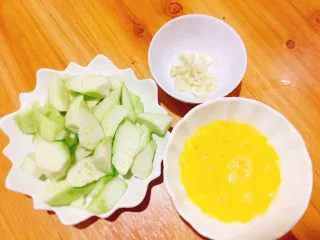 家常菜+丝瓜炒蛋,食材切好备用