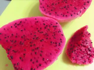 顺滑牛奶火龙果,一个红心火龙果，剥皮后红彤彤的特漂亮