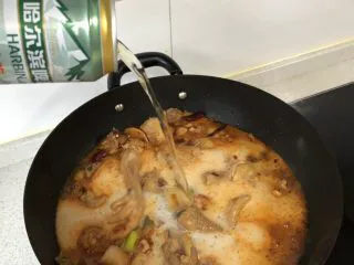 超过瘾的啤酒魔芋炖鸡,倒2听啤酒，盖着盖子焖煮