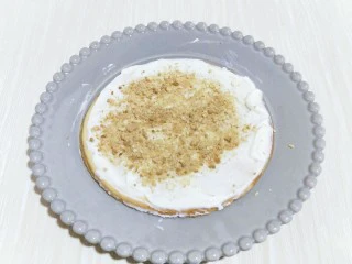 俄罗斯提拉米苏#异国美食#,撒上一层饼干碎。