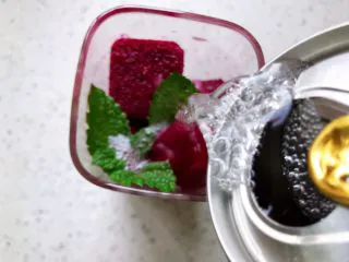 火龙果薄荷气泡水,倒入气泡水