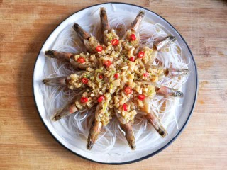 蒜蓉粉丝开背虾,再摆上小米辣圈。