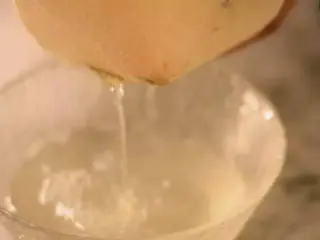 别样风味的椰子鸡汤,这样的鸡汤你一定会喜欢的,将椰子开口取椰子水