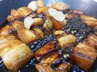 老上海风味的红烧肉,炒匀后下入冰糖,15g~20g都可以,看自己的喜甜度