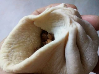 奶茶风味酱香大包一早餐,捏出折子。