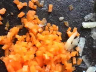 土豆肉末酿豆角,红罗卜,木耳切丁