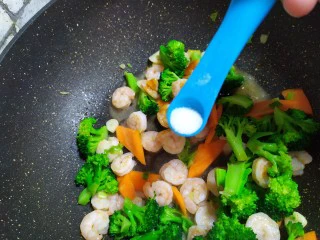 西兰花炒虾仁,盐