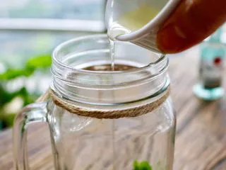 蓝莓Mojito鸡尾酒,倒入龙舌兰糖浆