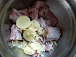 香酥排骨蒸土豆,2勺生抽，1勺子耗油，半勺老抽，半勺白糖，一1克细盐，白胡椒粉适量，五香粉适量，几片生姜，6个蒜瓣压成蒜泥，也可以跺碎，一起加入料理碗