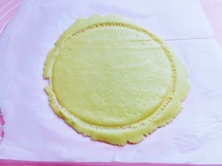 俄罗斯提拉米苏#异国美食#,将模具取下，成为一个大圆饼，再用牙签在饼皮上扎出小孔，边角不需要取下来，用牙签沿着模具划一圈，要划断开哈。