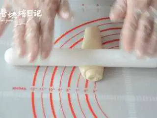 风靡街头的板栗饼不敢吃?那就自制吧,美味又好吃,取一个卷卷,轻轻按扁,继续用擀面杖擀开。