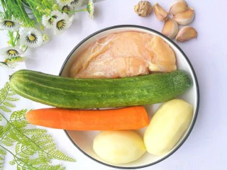 鲜嫩不柴的鸡胸肉,准备材料：鸡胸肉400g、黄瓜一根、胡萝卜一根、土豆两个、大蒜粒适量、姜一块。 