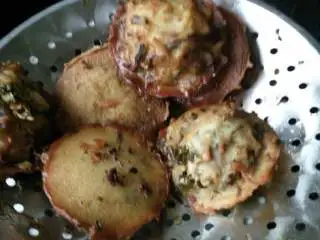 松阳特色小吃灯盏盘,放在漏勺里沥油，等到不烫嘴了，就可以开吃了！香香的，外脆里嫩，停不下来喔！