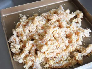 街头小吃自己做---香酥无骨鸡柳,用手抓实鸡肉表面的面包糠,放入盘中备用。