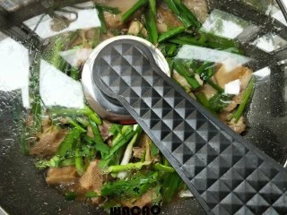 花雕酒焗藤椒手撕鸡,盖盖,中火🔥焖焗5-6分钟,最后根据个人口味加少量盐和鸡精调味。 ~我个人是不放了的哈!