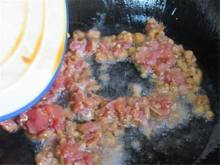 自制开胃下饭的沙茶肉末酱,热锅热油,倒入腌制好的肉末块