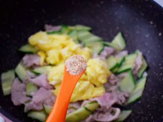黄瓜鸡蛋炒肉片,加入鸡精