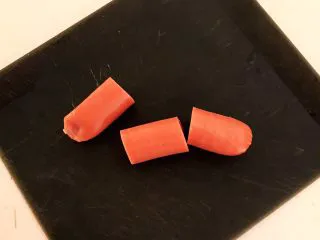 10分钟快手菜 肉粒多风味香肠炒俄式乳瓜,把连刀片的小香肠切成3段