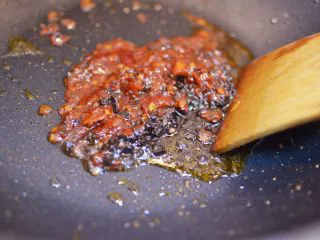 正宗地道的麻婆豆腐,中小火放入豆瓣酱和豆豉末炒出红油。