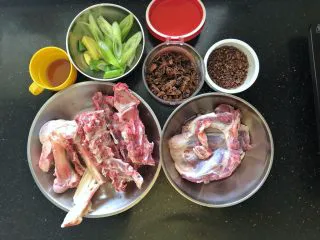 河南小吃-羊肉烩面,1、准备好熬羊肉汤的材料。