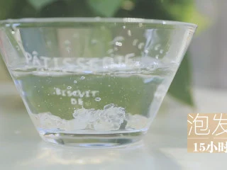 星空雪燕杯「厨娘物语」,15g雪燕放入500ml清水中泡发15小时,泡发至可以拉丝,中间没有结块。(泡发雪燕要放足够的水,期间可以换水,但也不可以泡发太久雪燕会融化)